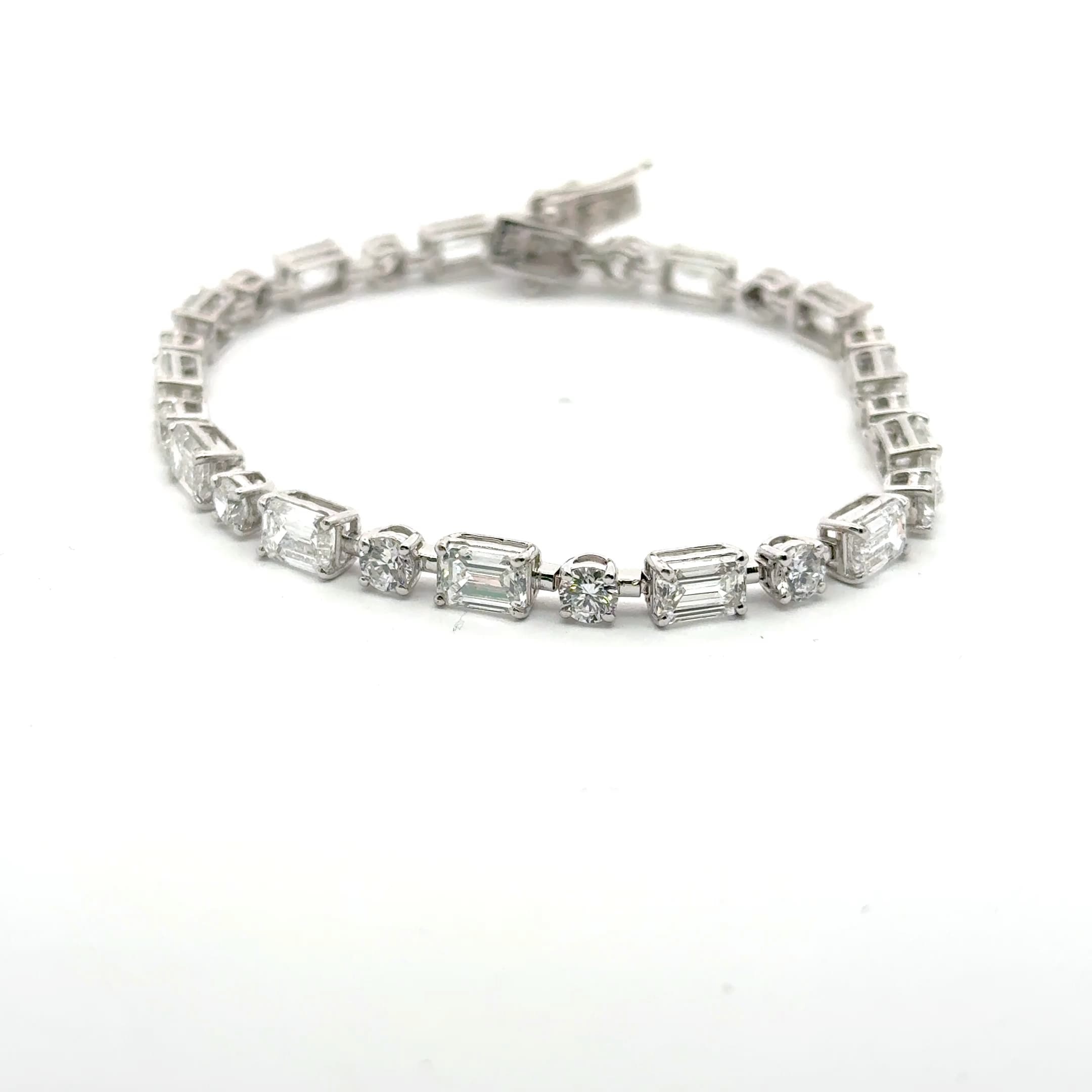Emerald and round Cut Diamond White Gold Tennis Bracelet 2