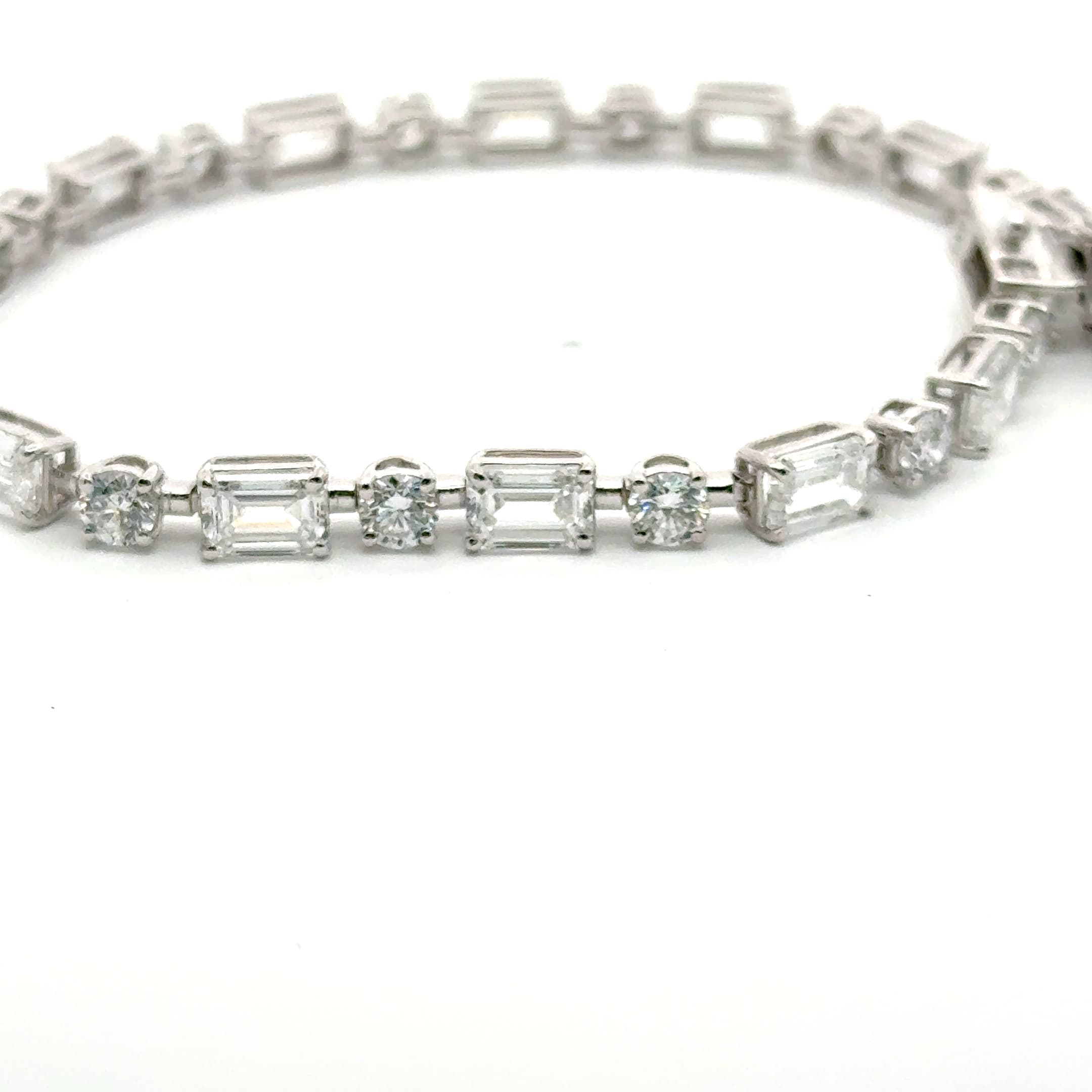 Emerald and round Cut Diamond White Gold Tennis Bracelet 3