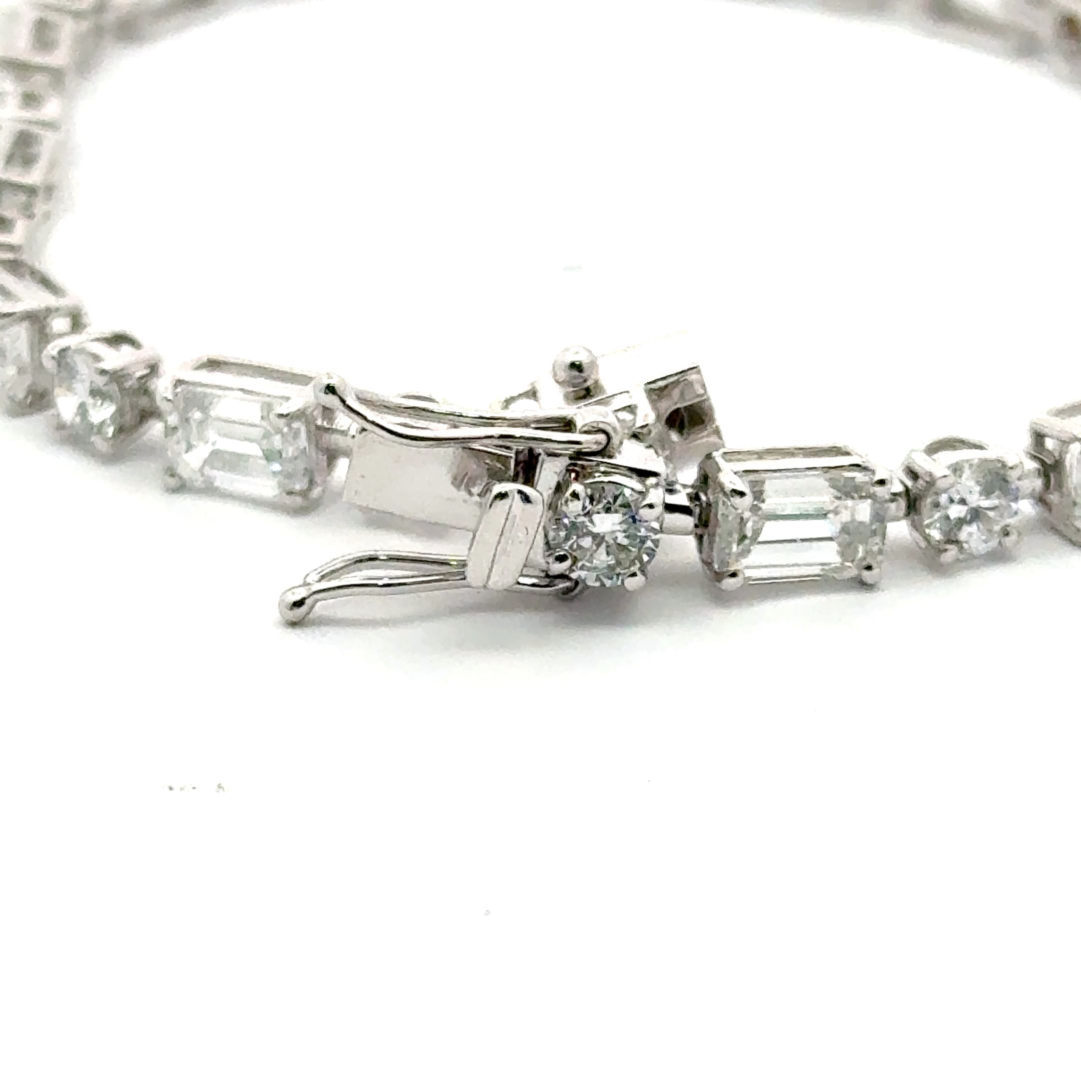 Emerald and round Cut Diamond White Gold Tennis Bracelet 4