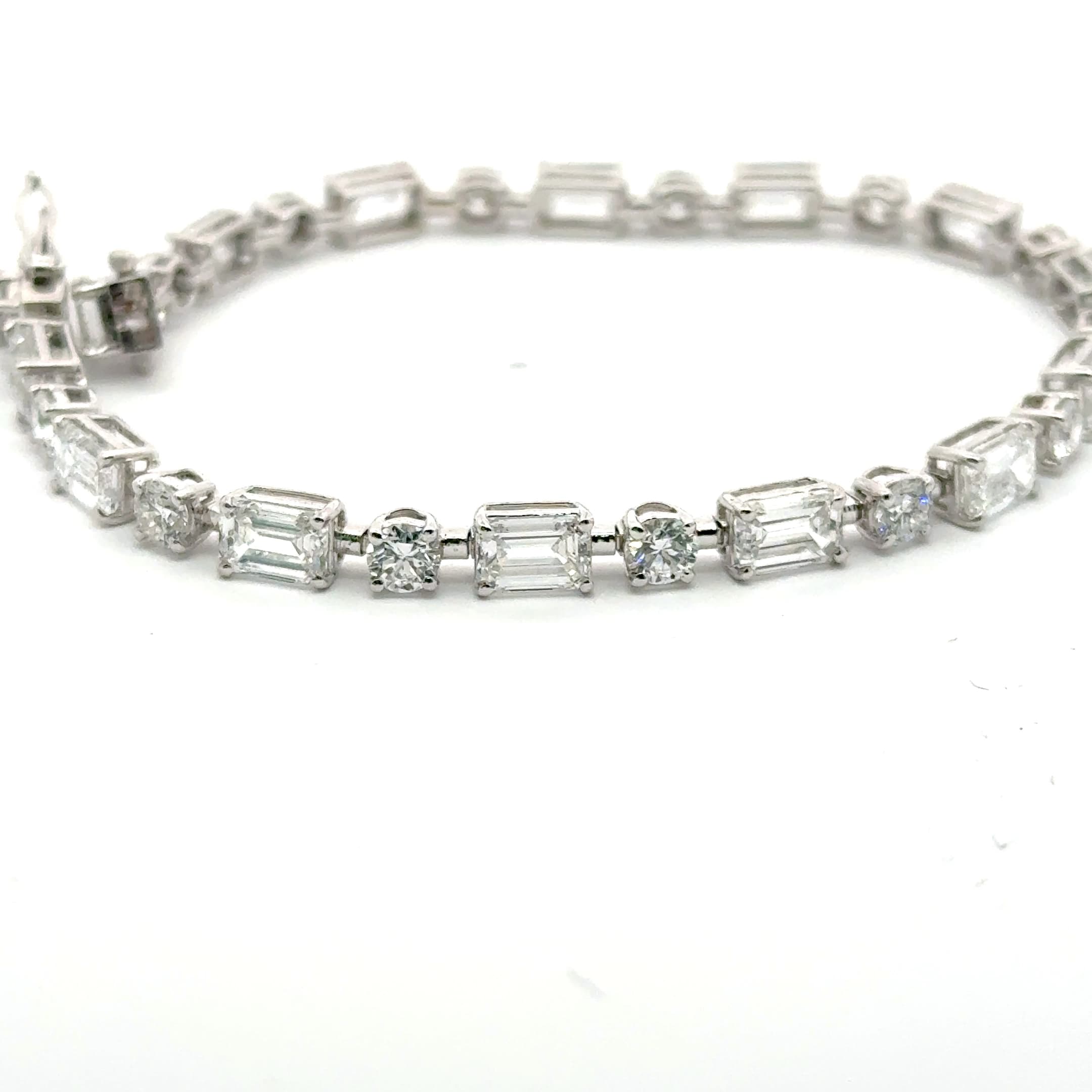 Emerald and round Cut Diamond White Gold Tennis Bracelet 5