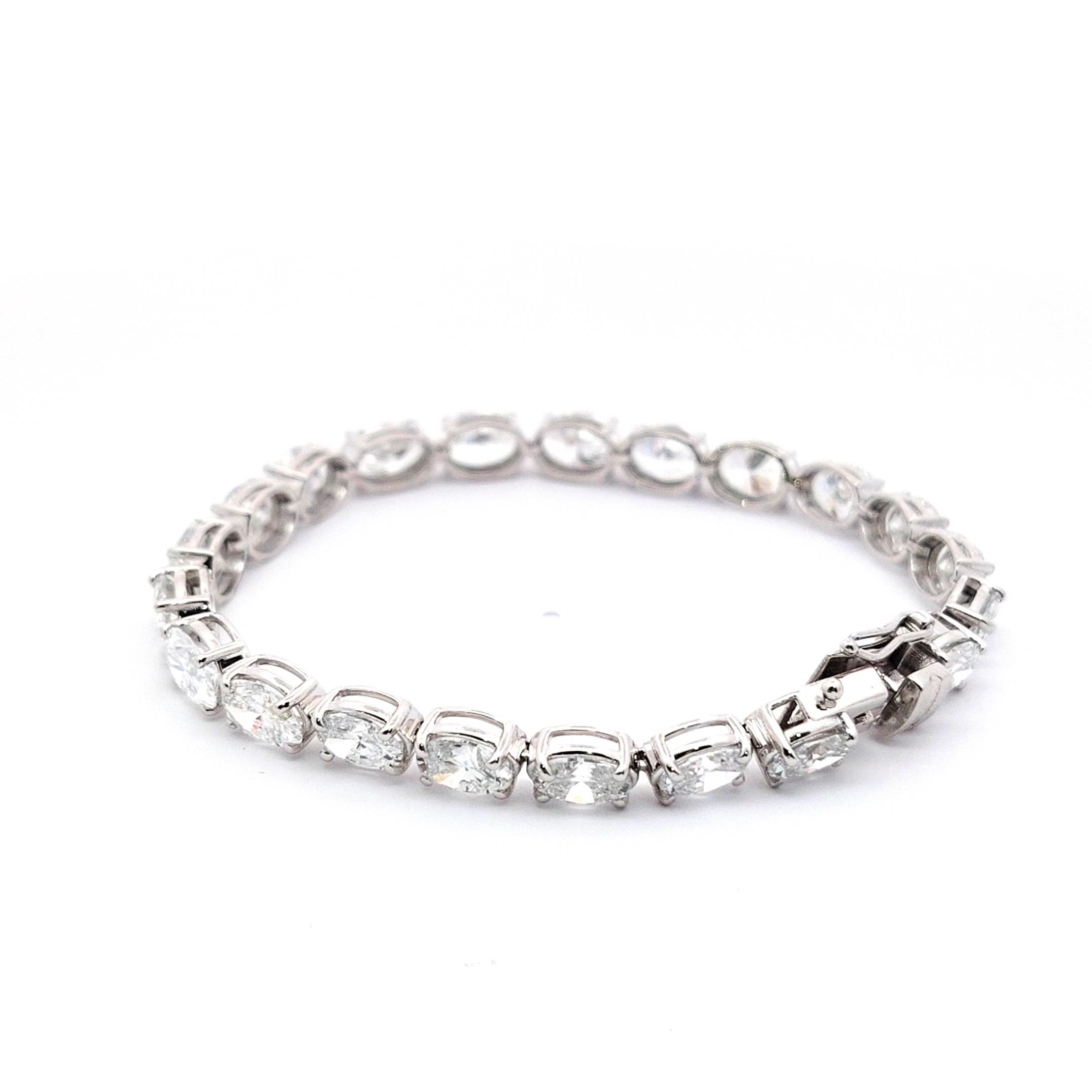Oval-Cut Diamond Tennis Bracelet in White Gold 4