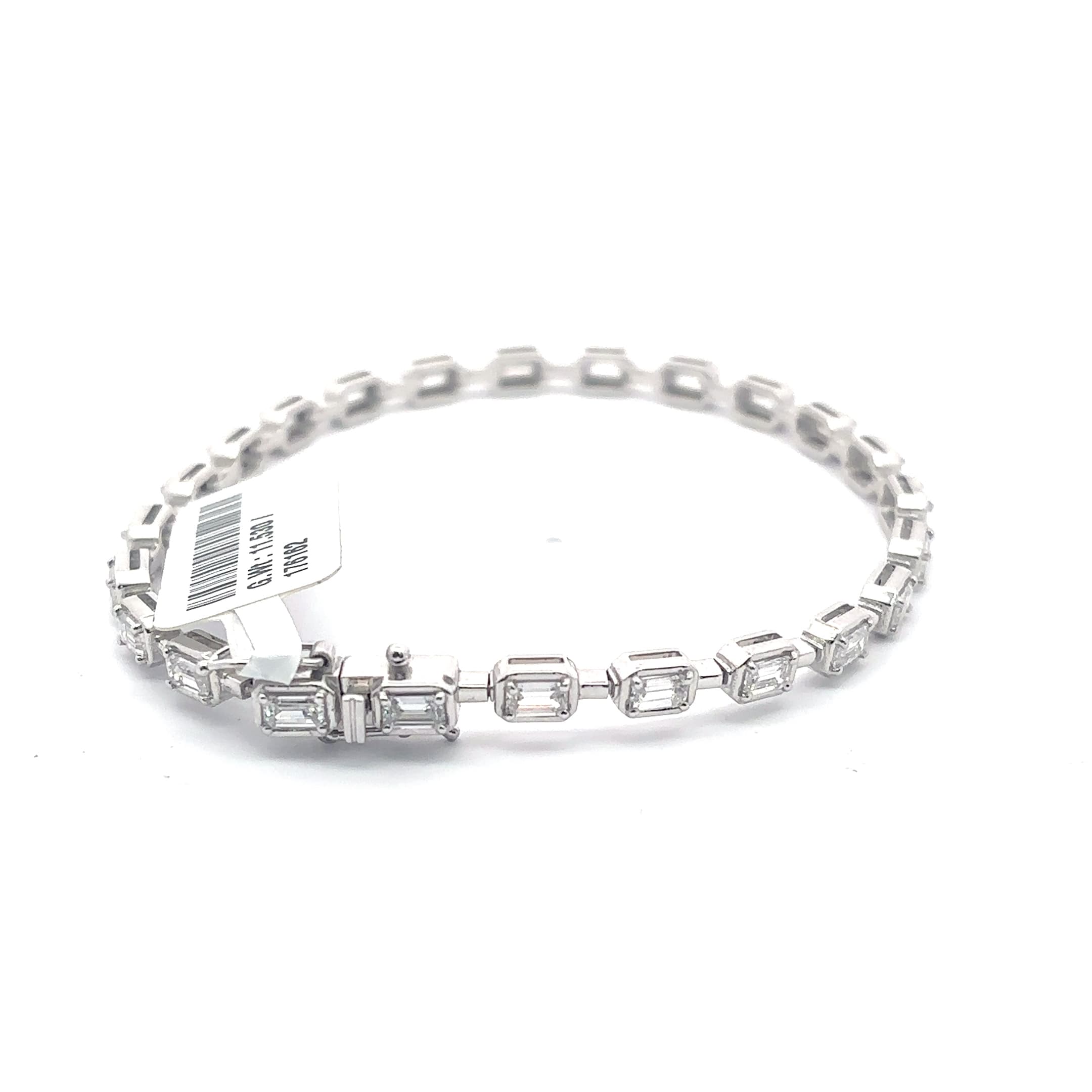 Tennis Bracelet with Emerald-Cut Diamonds 5