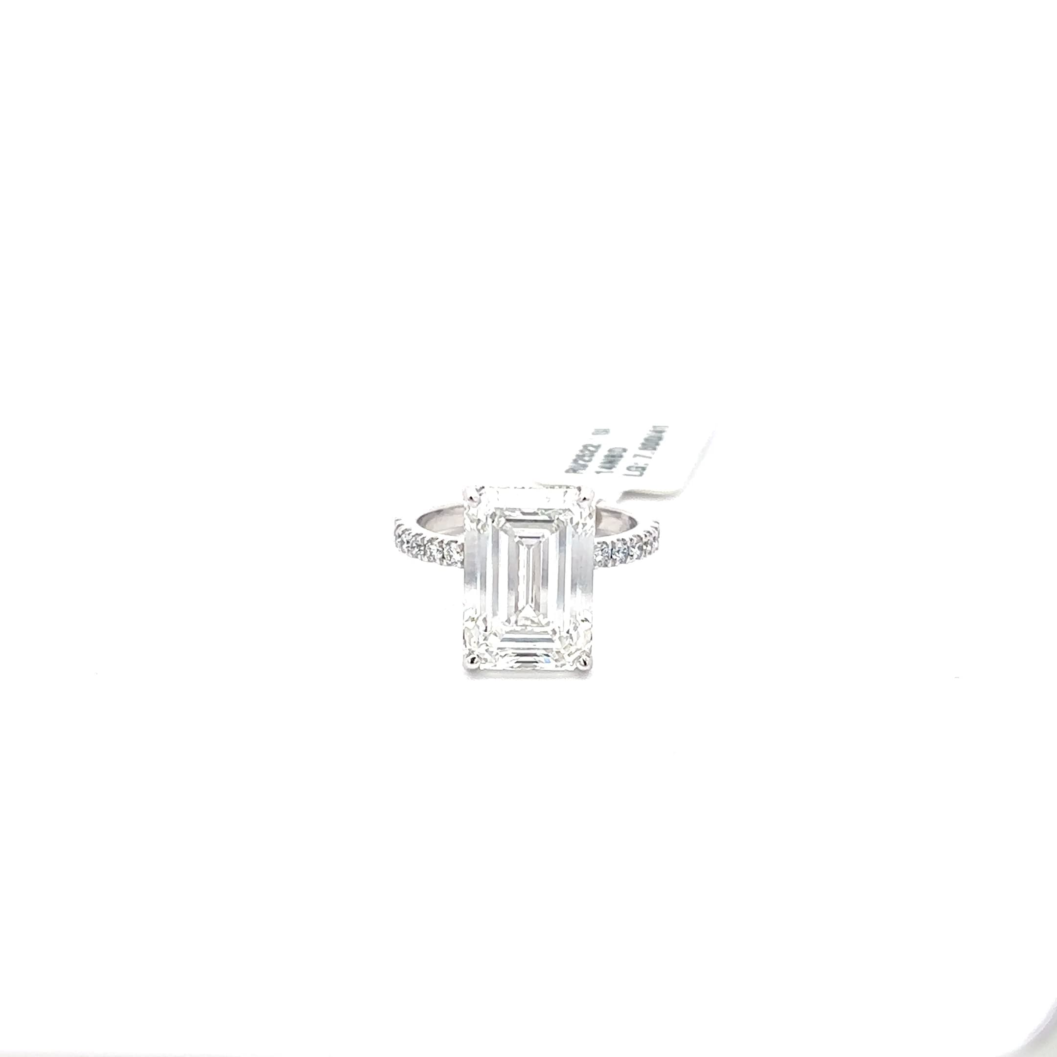 Engagement Ring with Emerald Cut Diamond in White Gold 2