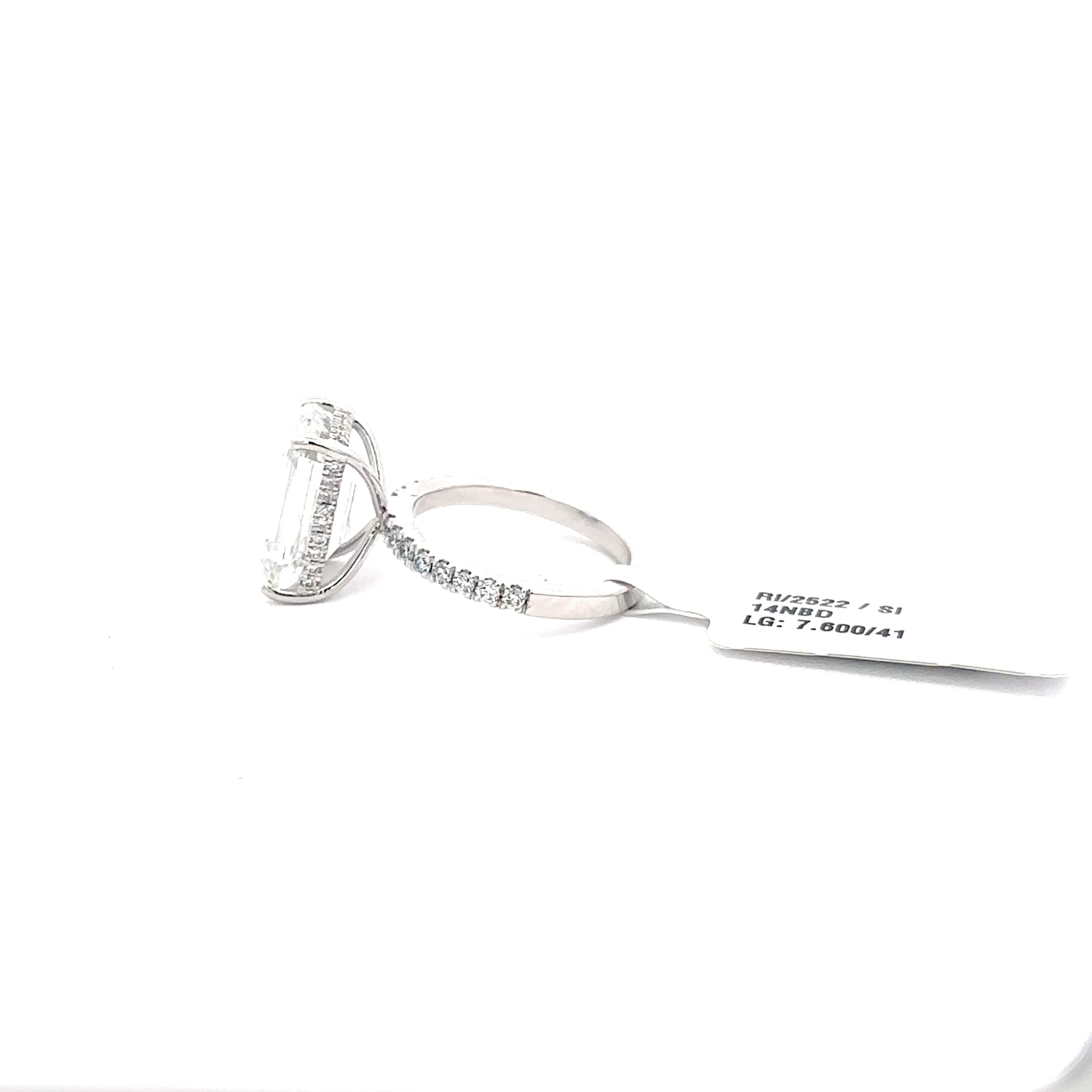 Engagement Ring with Emerald Cut Diamond in White Gold 3