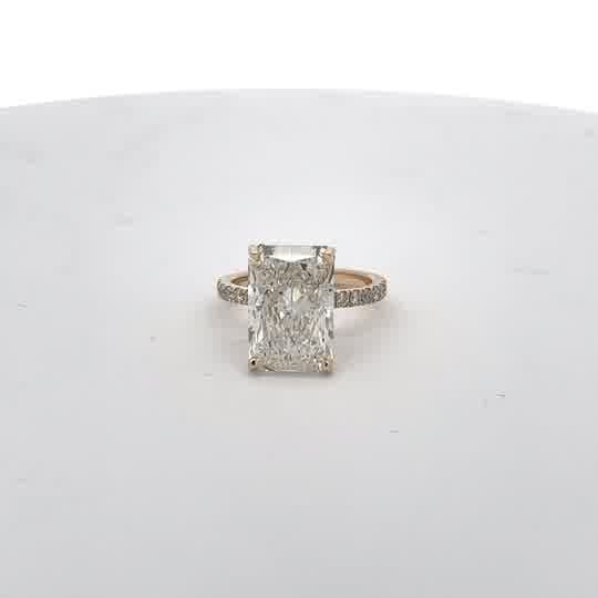 Yellow Gold Multistone Ring with radiant Cut Diamond