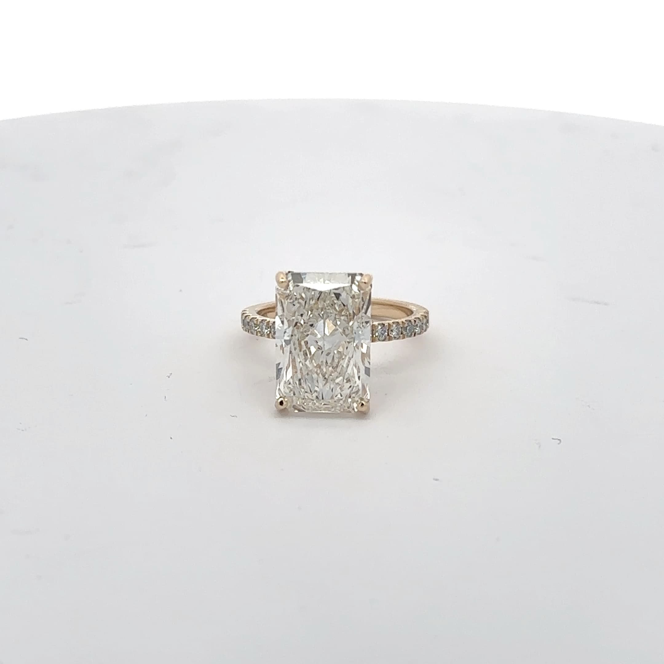 Yellow Gold Multistone Ring with radiant Cut Diamond 2