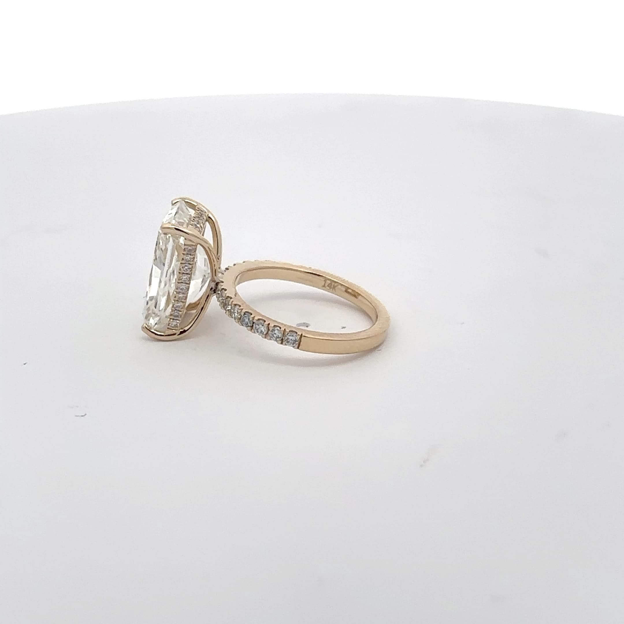 Yellow Gold Multistone Ring with radiant Cut Diamond 3