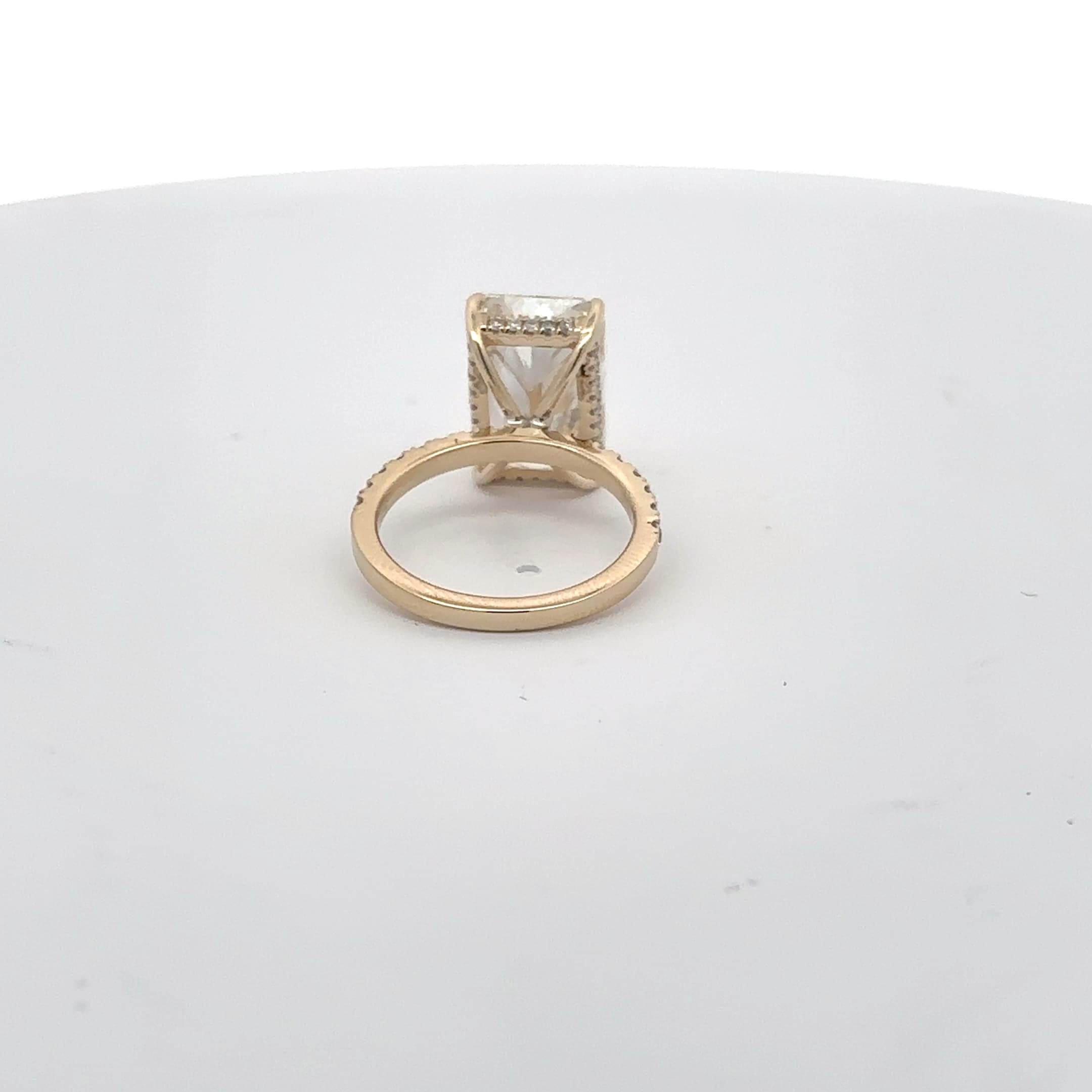 Yellow Gold Multistone Ring with radiant Cut Diamond 4