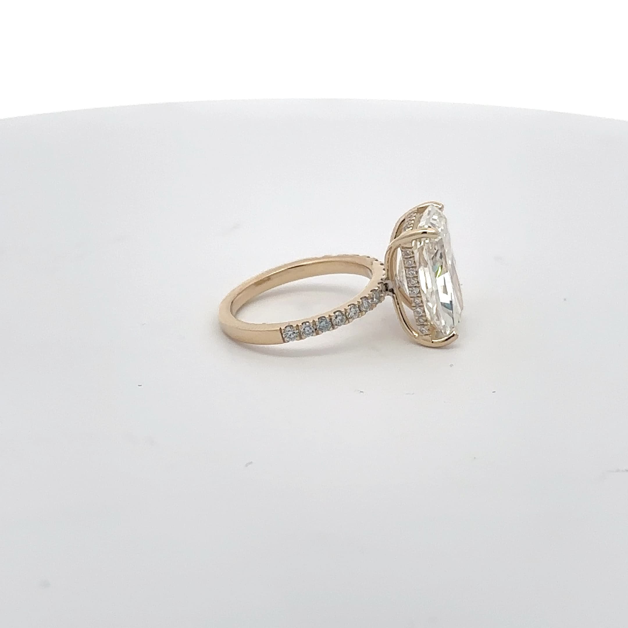 Yellow Gold Multistone Ring with radiant Cut Diamond 5