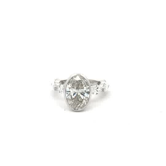 Oval Brilliant Cut Diamond Engagement Ring in 18k White Gold