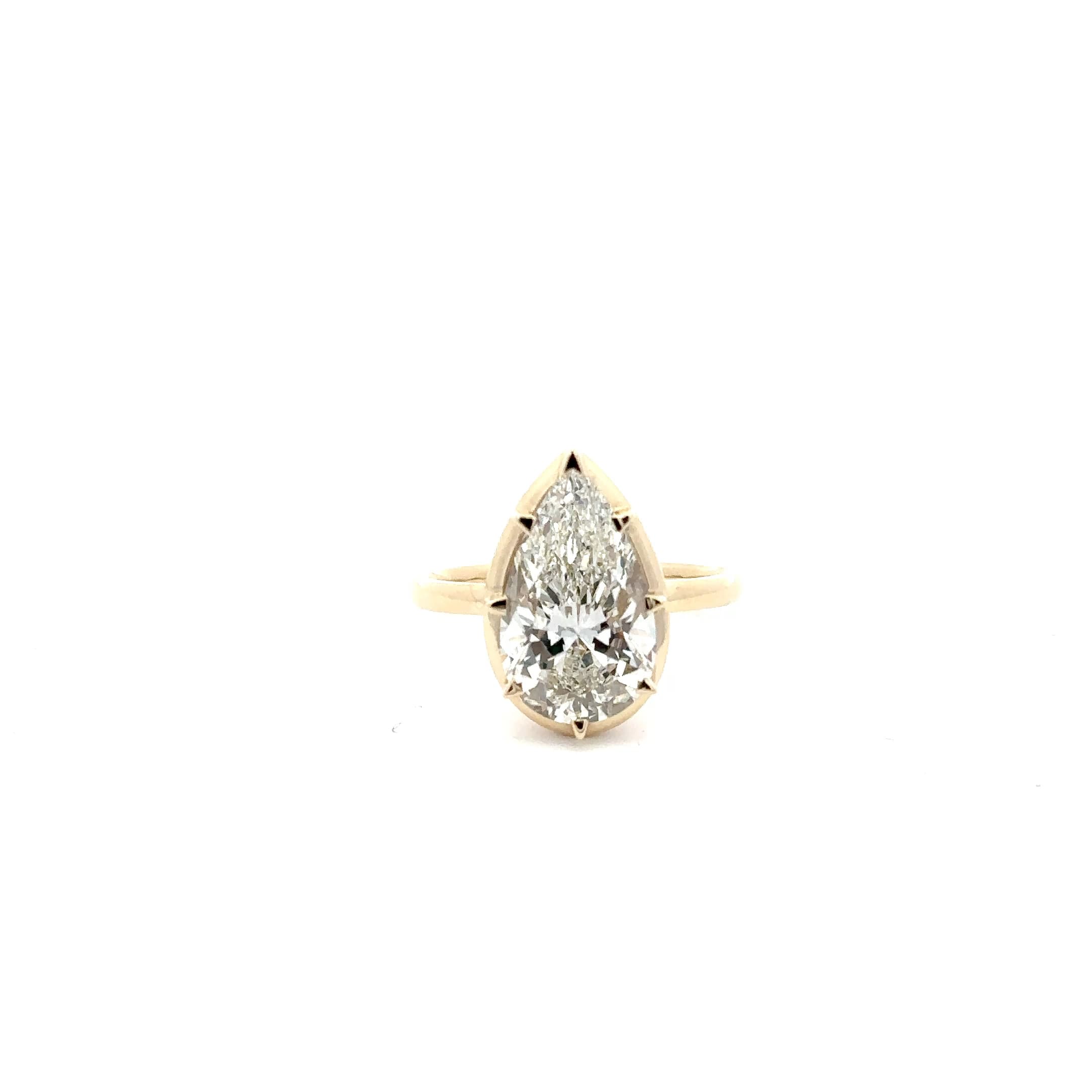 Pear-Cut Brilliant Diamond Solitaire Ring in Yellow Gold 2