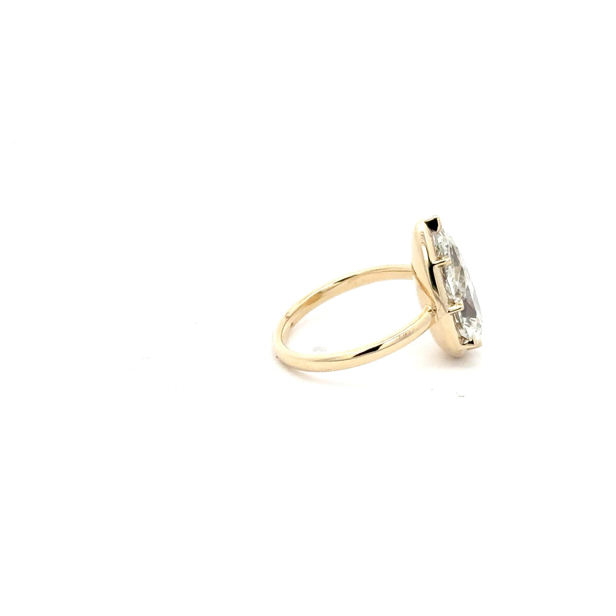 Pear-Cut Brilliant Diamond Solitaire Ring in Yellow Gold 3