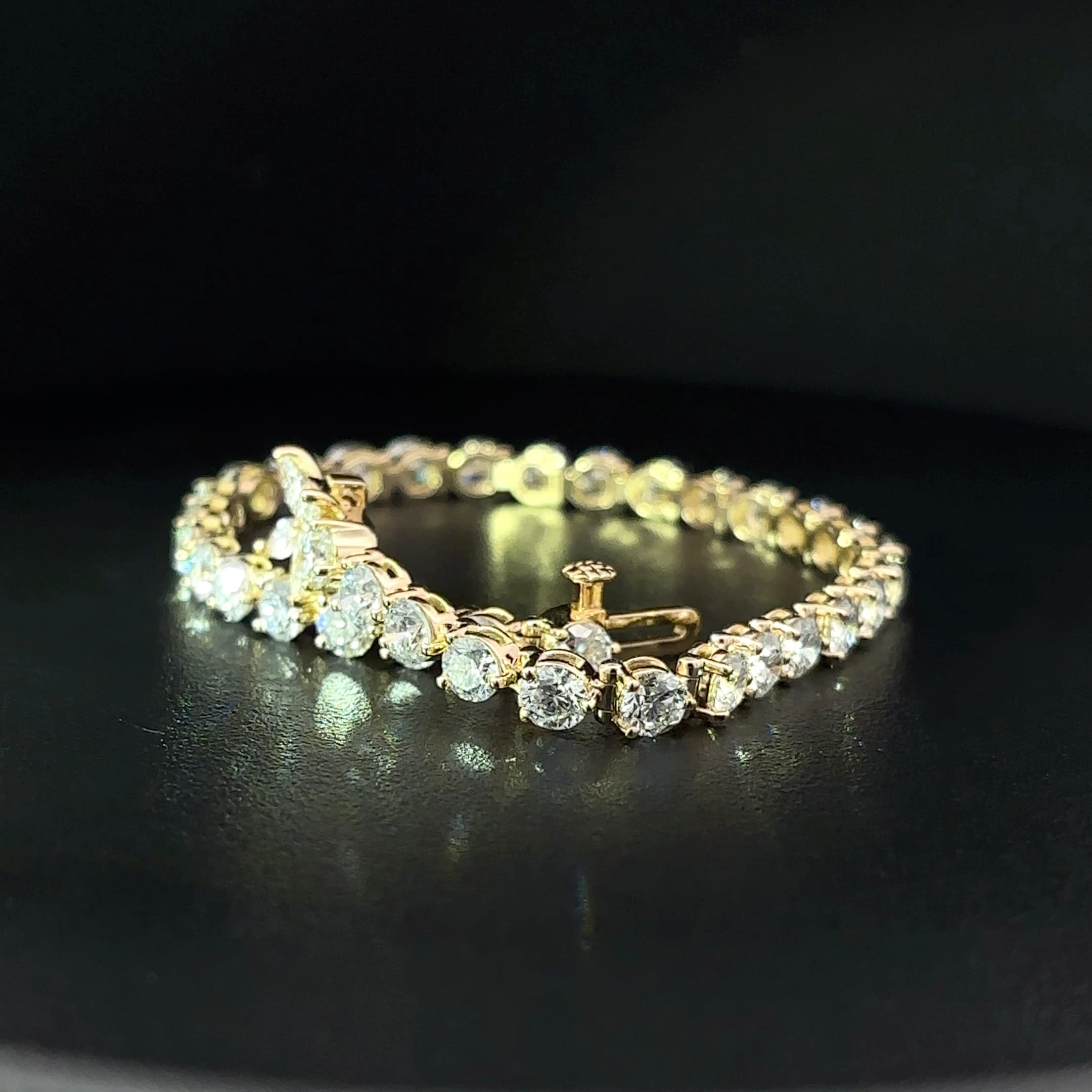 Round Brilliant Cut Diamond Tennis Bracelet in Yellow Gold 3