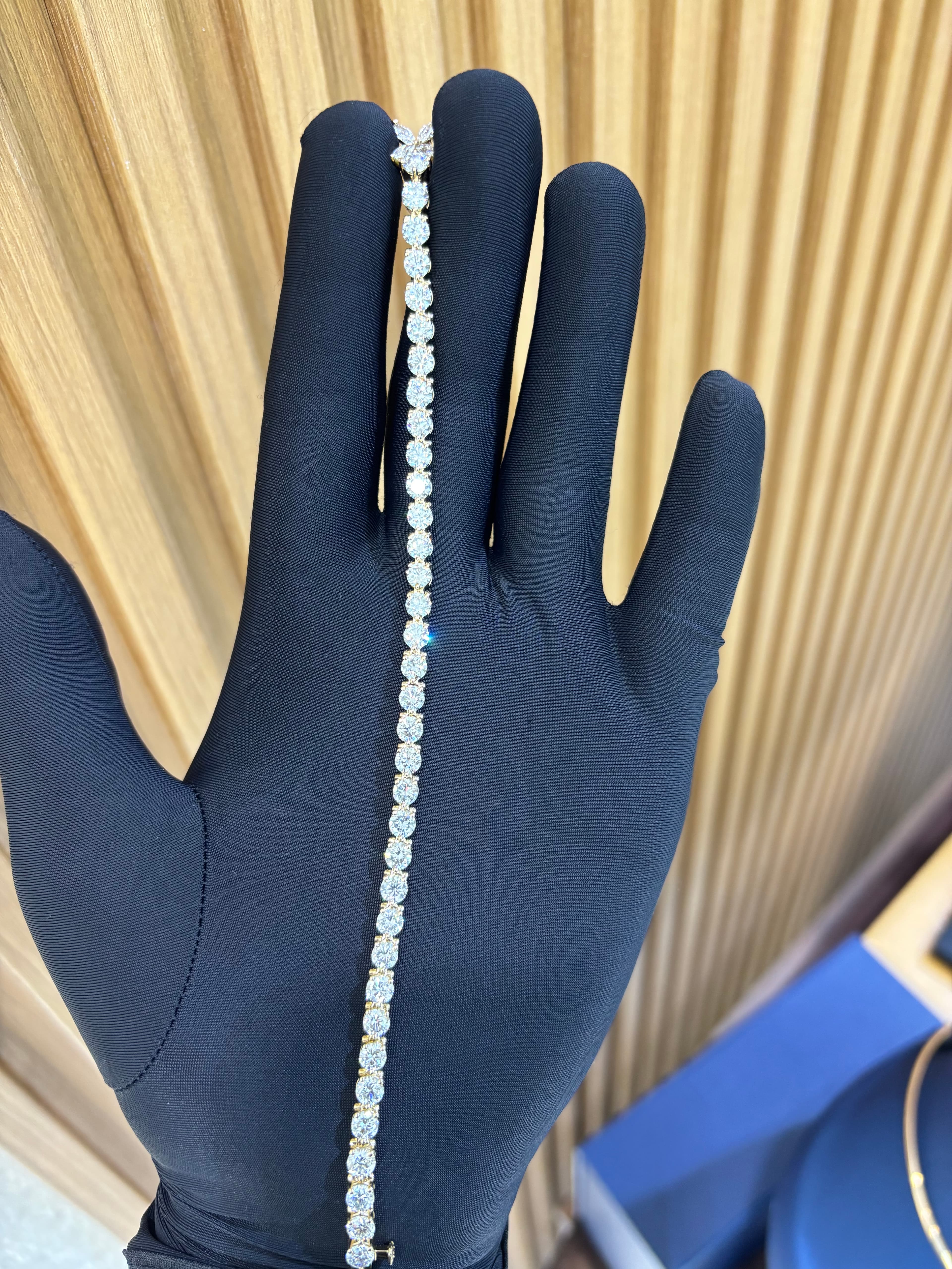 Round Brilliant Cut Diamond Tennis Bracelet in Yellow Gold 4