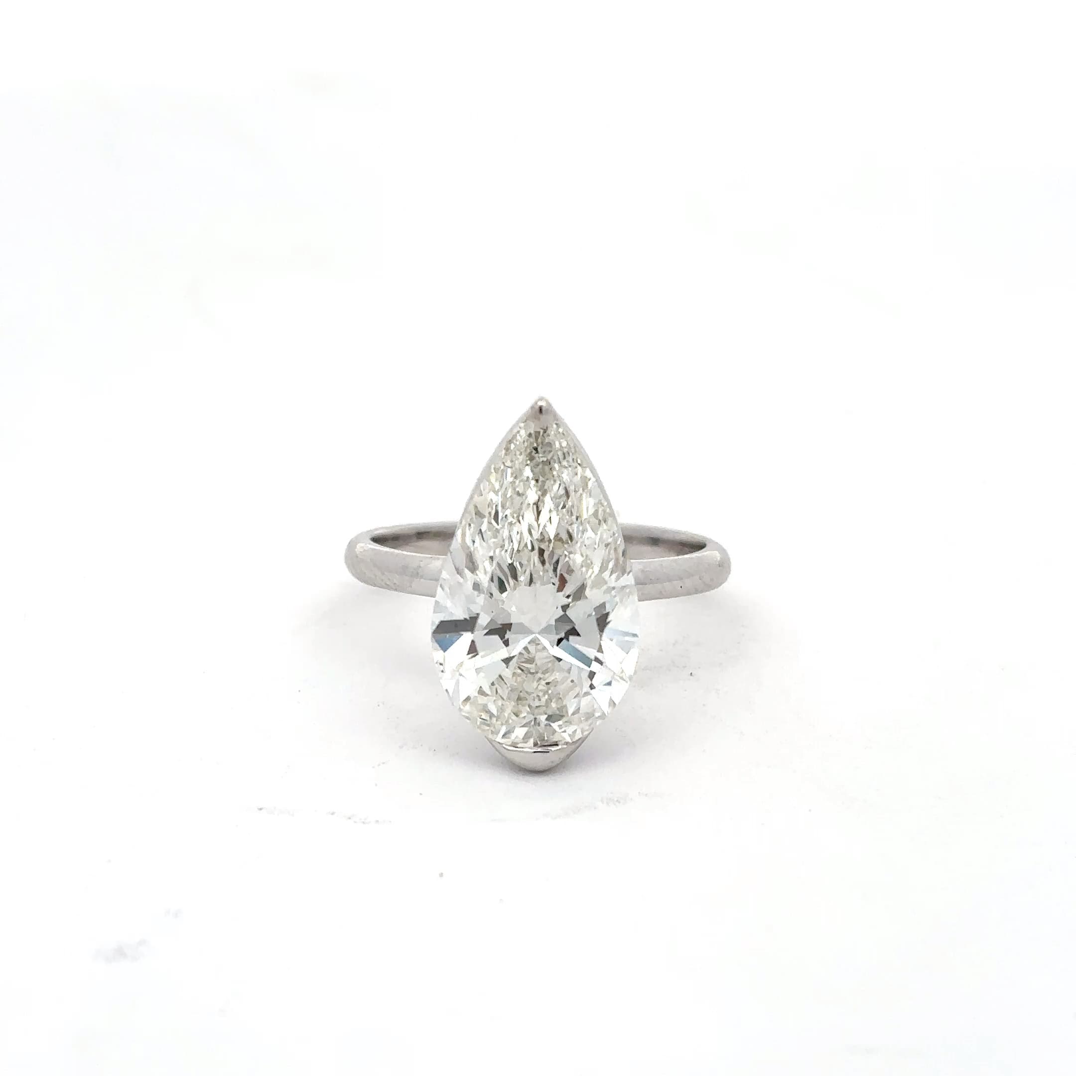 Pear-Shaped Brilliant-Cut Diamond Solitaire Ring in White Gold 2