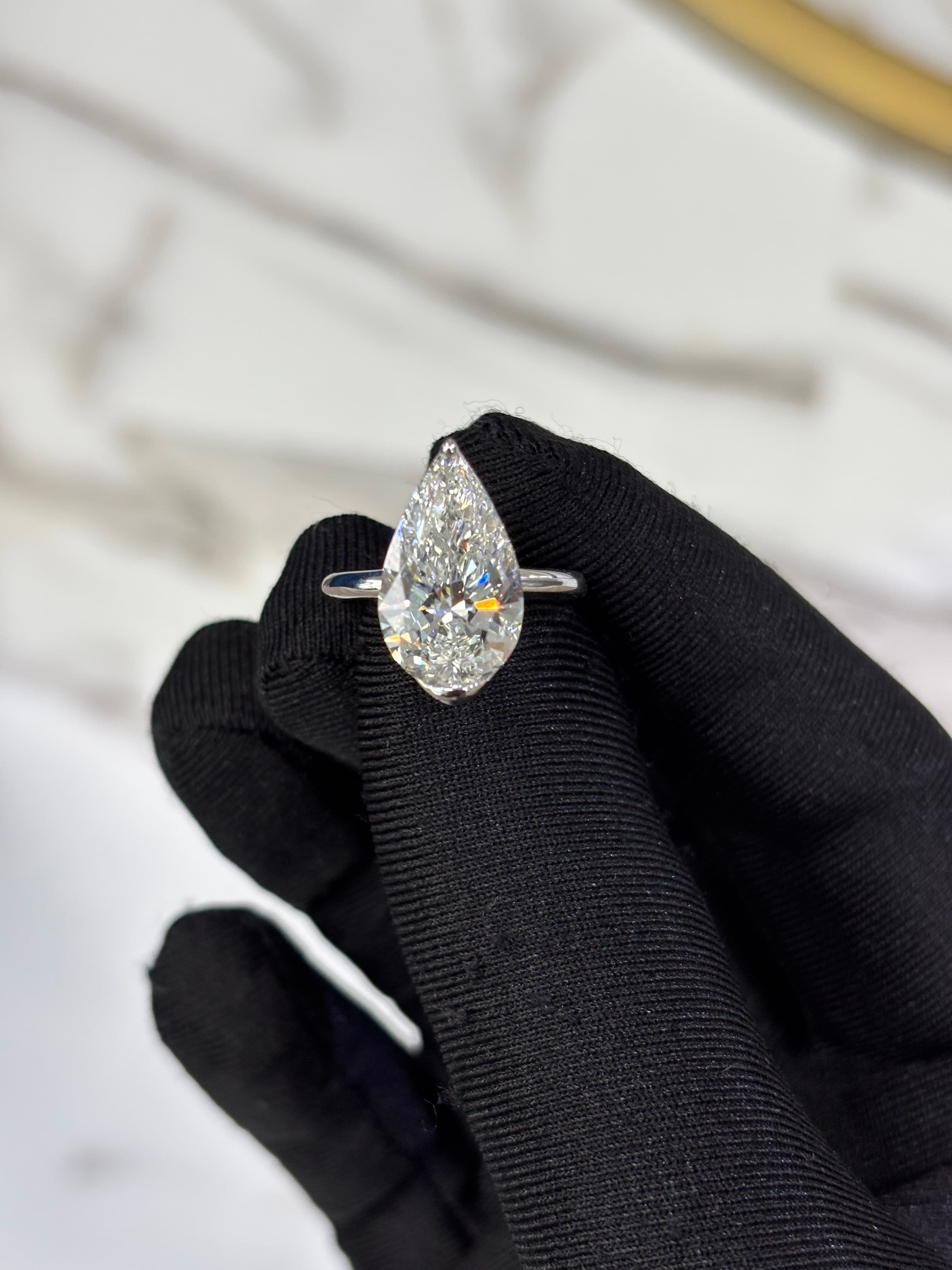 Pear-Shaped Brilliant-Cut Diamond Solitaire Ring in White Gold 3