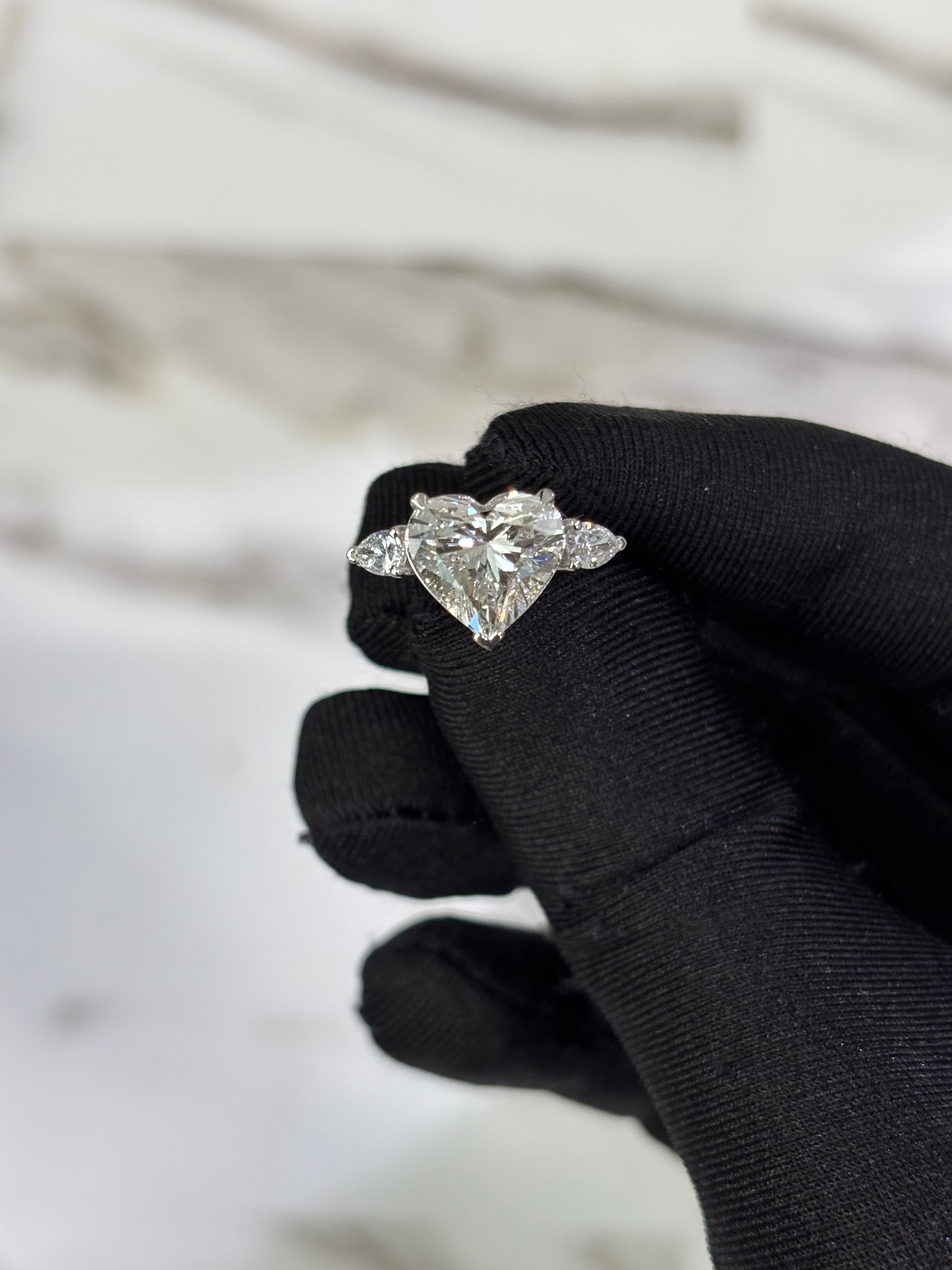 Heart-Shaped Brilliant Diamond Three-Stone Ring in White Gold 3